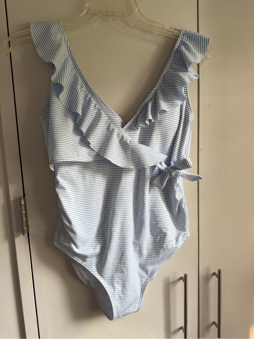 Kindred Bravely Blue/Whte Seersucker Ruffle Wrap Maternity Swimsuit, M, MSRP $89 - Picture 3 of 10